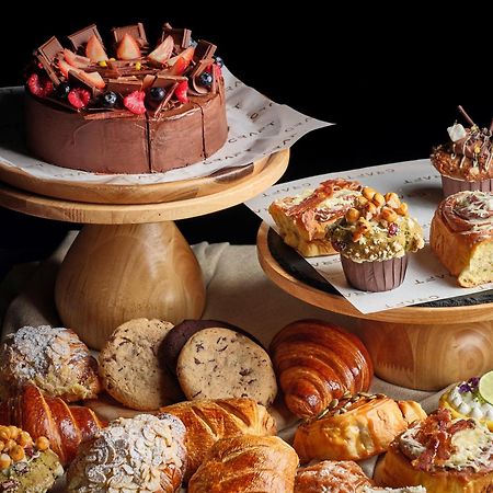 Kimpton Maa-Lai Bangkok By Ihg Banguecoque Exterior foto A selection of pastries