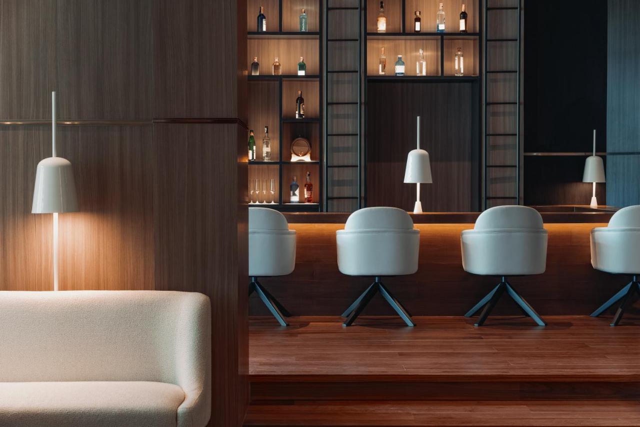 Kimpton Maa-Lai Bangkok By Ihg Banguecoque Exterior foto The bar at the hotel