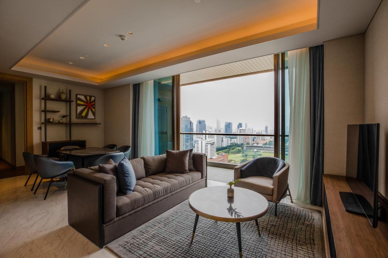 Kimpton Maa-Lai Bangkok By Ihg Banguecoque Exterior foto Living room of a suite at the hotel
