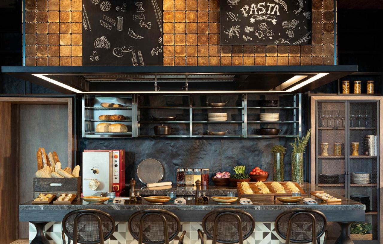 Kimpton Maa-Lai Bangkok By Ihg Banguecoque Exterior foto The open kitchen at the restaurant