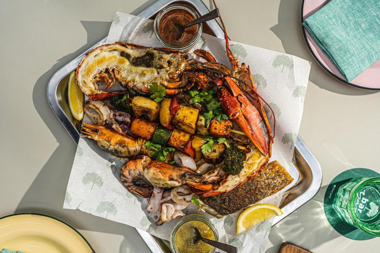 Kimpton Maa-Lai Bangkok By Ihg Banguecoque Exterior foto A lobster and prawn platter