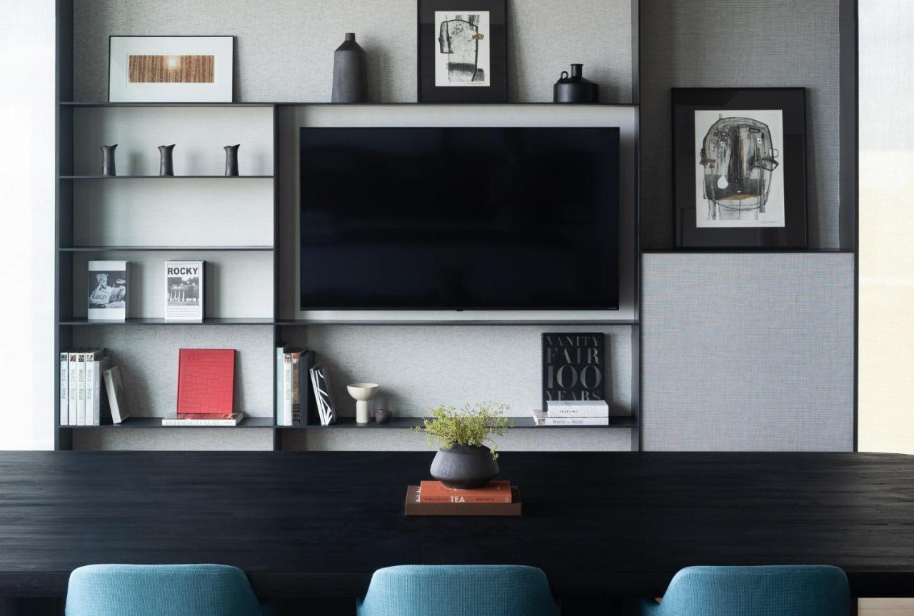 Kimpton Maa-Lai Bangkok By Ihg Banguecoque Exterior foto A television set in a living room